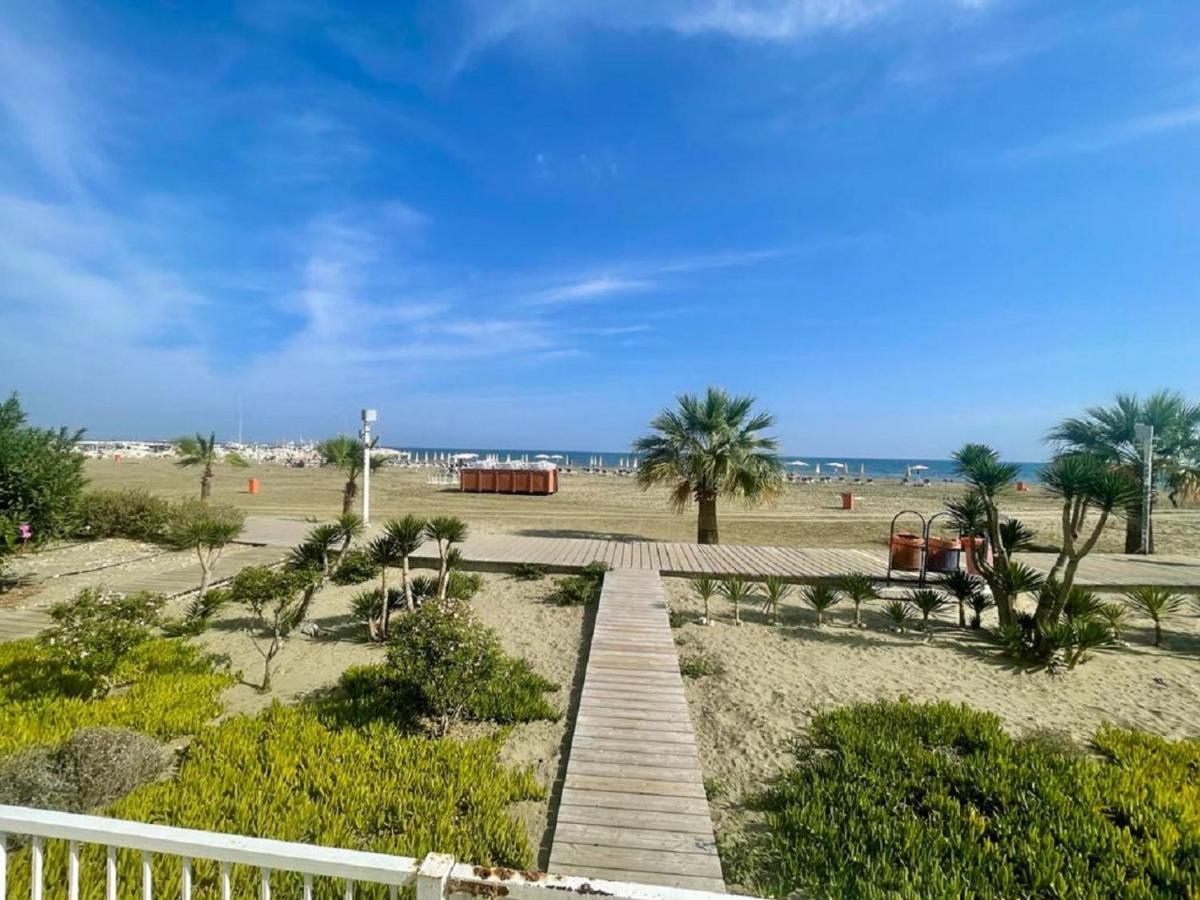 Sea View Suite In Makenzy Larnaca Buitenkant foto